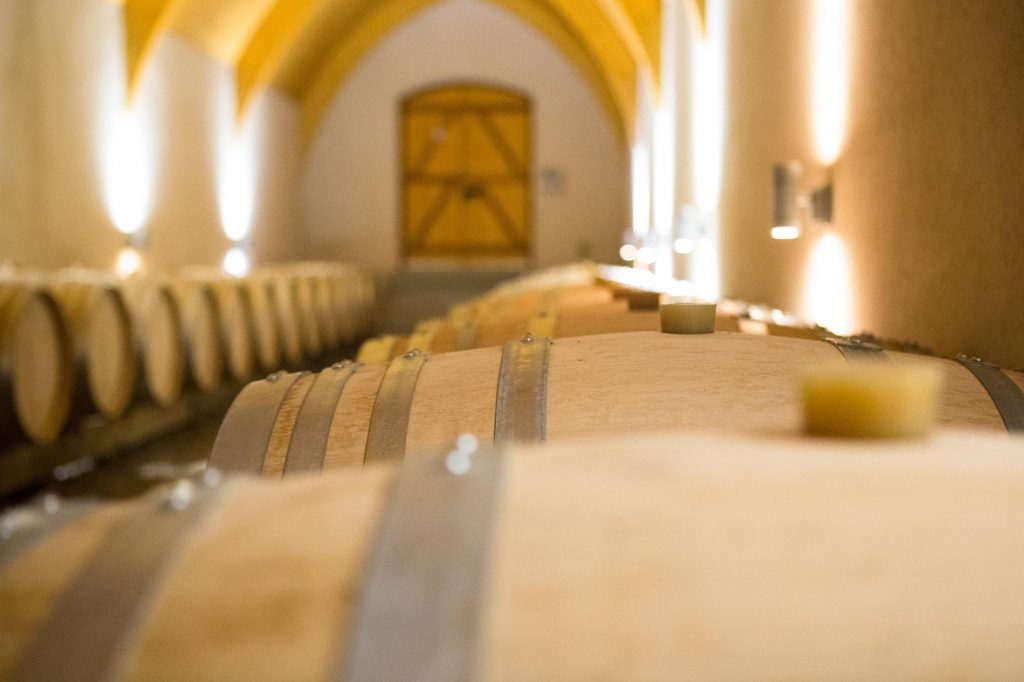 Vue de détail d'une bonde dans la cave des barriques